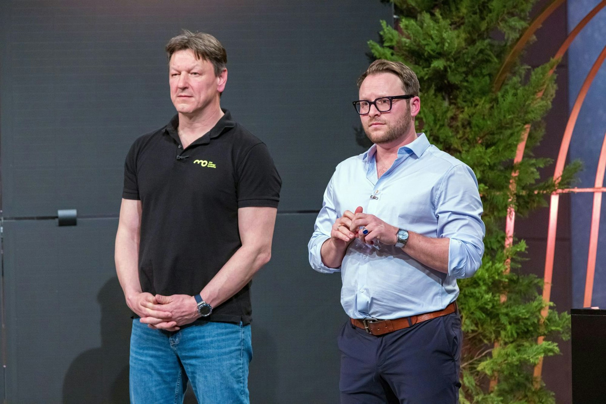 Mit rotem Kopf nahm der selbsternannte Verkaufsprofi Manuel (rechts), einer der Co-Gründer von „mo energy systems“, die harsche Kritik auf. (Bild: RTL / Bernd-Michael Maurer)