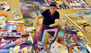 Der  Künstler Jim Avignon mit seinen Bildern. Er stellt in Halle in der Zeitkunstgalerie aus.
