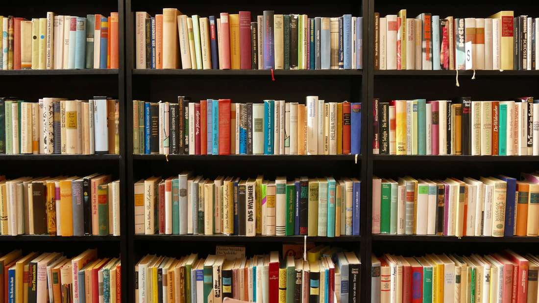 Was vom Lesen übrigblieb: Viele Bücher rufen Vergangenes in die Gegenwart zurück – hier bereits in einem Antiquariat.