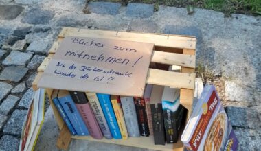 Nach Brand von Bücherschrank: kleine Kiste, große Geste