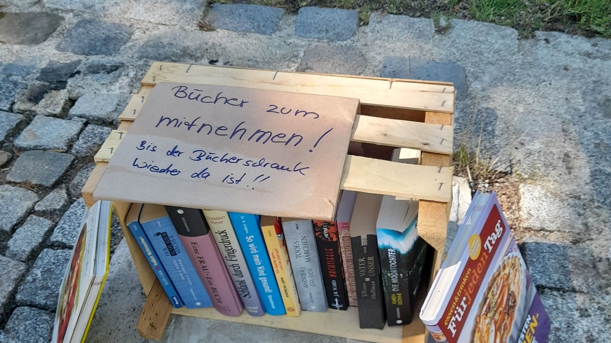 Nach Brand von Bücherschrank: kleine Kiste, große Geste