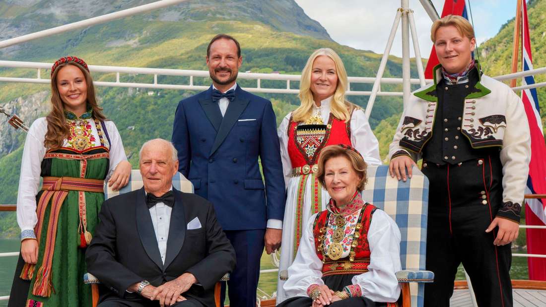 Prinzessin Ingrid Alexandra, König Harald, Kronprinz Haakon, Kronprinzessin Mette-Marit, Königin Sonja und Prinz Sverre Magnus bei der Hochzeit von Prinzessin Märtha Louise und Durek Verrett in Geiranger.