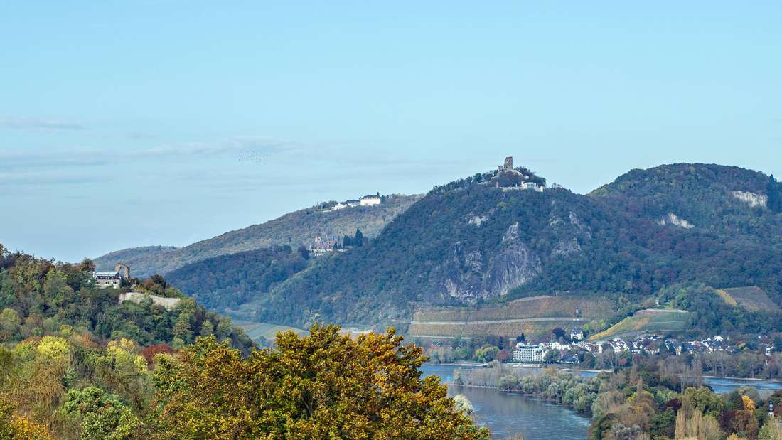 Siebengebirge von oben bei blauem Himmel fotografiert