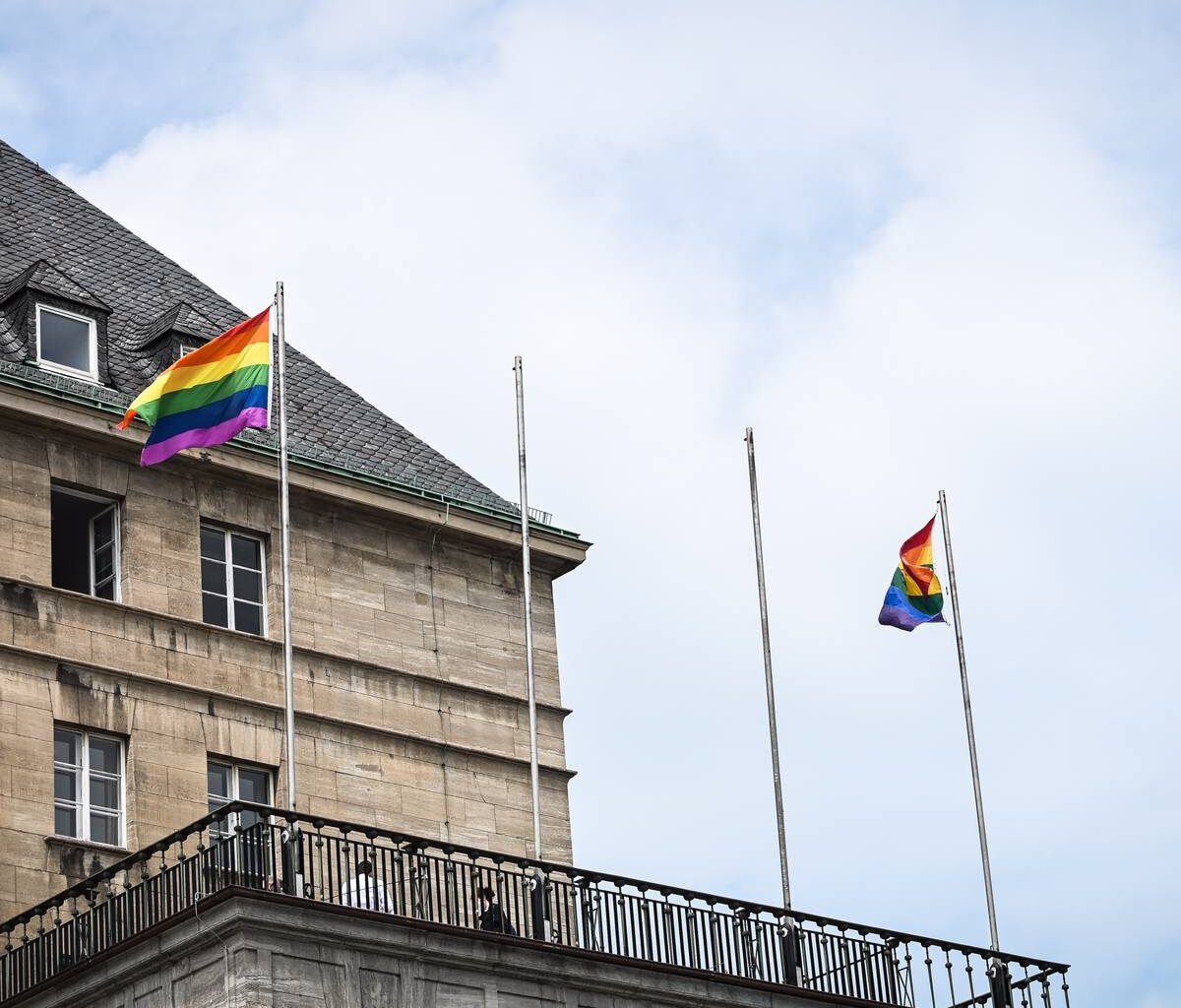 Regenbogenflagge am Rathaus in Bochum