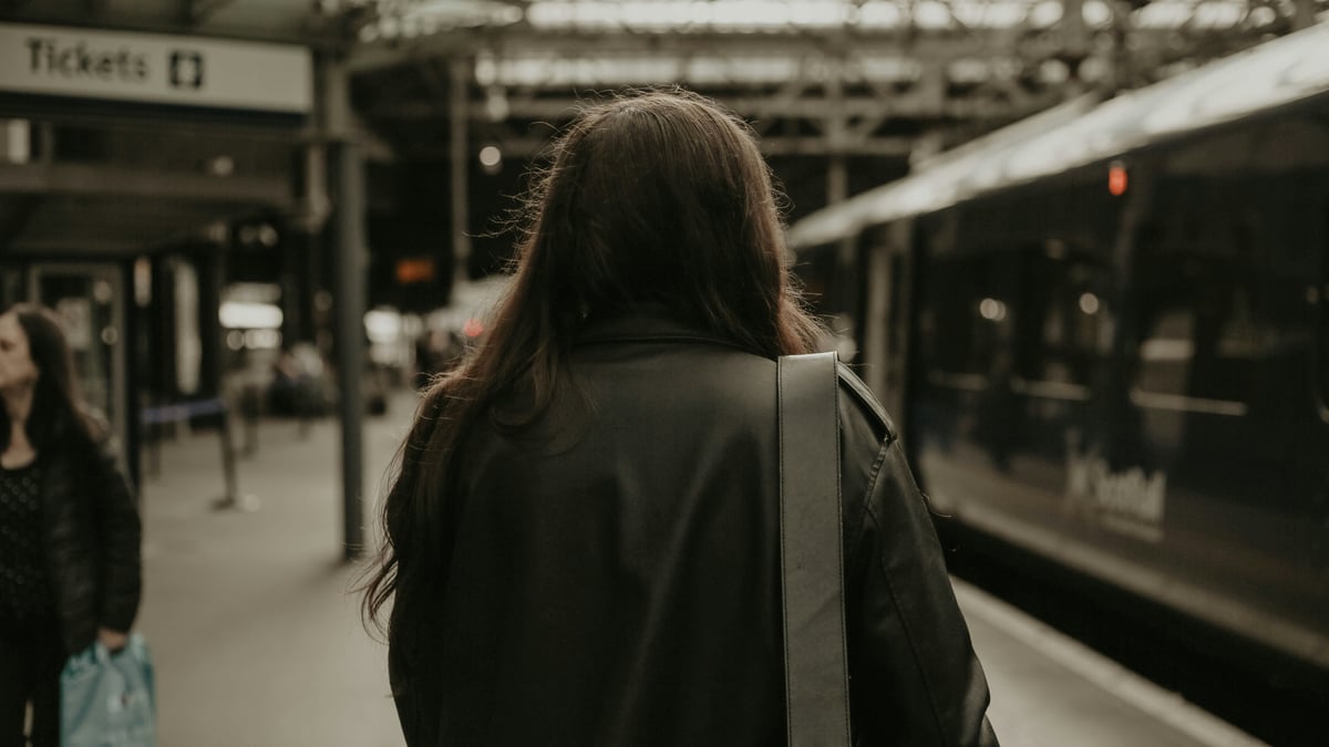 Minderjährige geküsst und festgehalten - Passanten stoppen Übergriff