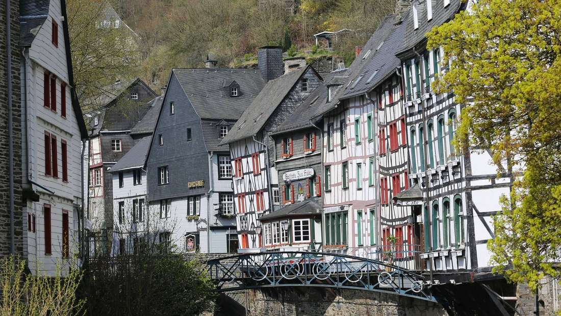 Die Fachwerkhäuser entlang der Rur in Monschau können bei einem gemütlichen Bummel bewundert werden.