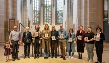 Die Studierenden des kunstwissenschaftlichen Seminars der Universität Kassel und Autoren des Buches „Stiftskirche - ... der etwas andere Rundgang“.. Zweite von links Herausgeberin Prof. Dr. Martina Sitt, ganz rechts Pfarrerin Christina Bickel.