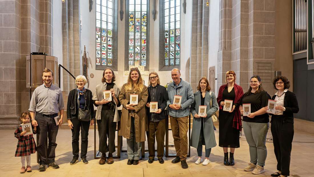 Die Studierenden des kunstwissenschaftlichen Seminars der Universität Kassel und Autoren des Buches „Stiftskirche - ... der etwas andere Rundgang“.. Zweite von links Herausgeberin Prof. Dr. Martina Sitt, ganz rechts Pfarrerin Christina Bickel.