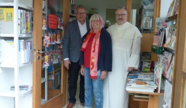 Am Eingang der Bücherei v.l. Bürgermeister Lorenz Angermaier, Bücherei-Leiterin Edeltraud Kaiser und Pater Philipp Iwanowski.