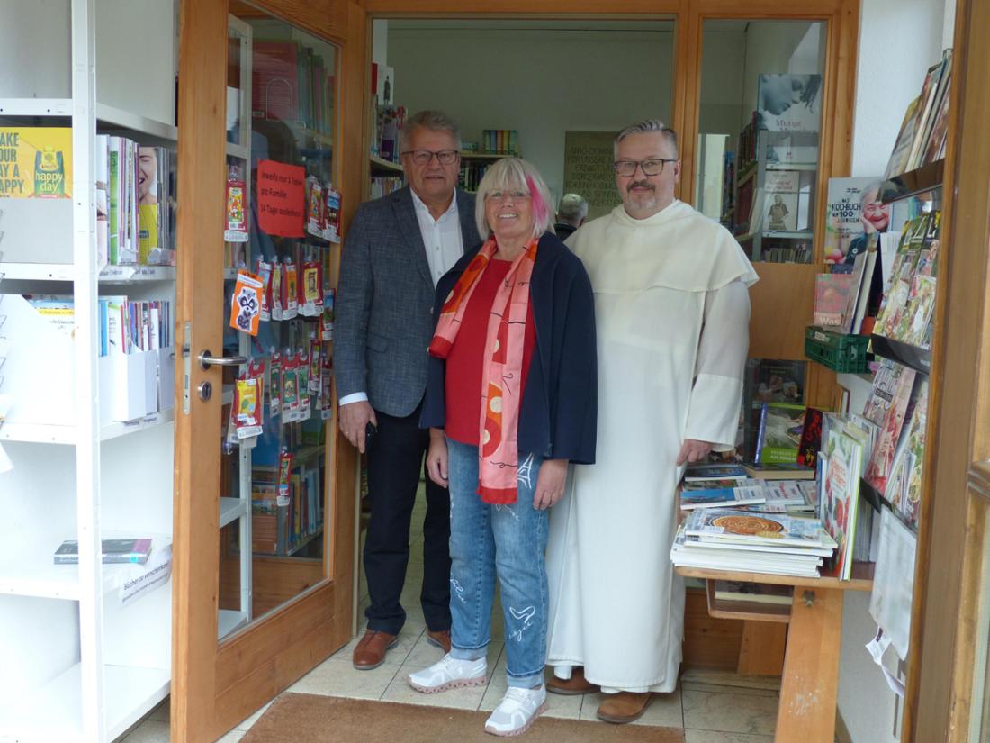 Am Eingang der Bücherei v.l. Bürgermeister Lorenz Angermaier, Bücherei-Leiterin Edeltraud Kaiser und Pater Philipp Iwanowski.