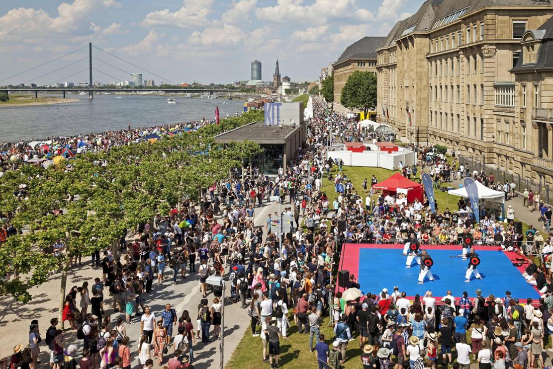 Viele Besucher am Rhein zum Japantag in Düsseldorf.