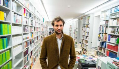 Der Autor Takis Würger hat vor einigen Wochen sein neues Werk „Für Polina“ veröffentlicht. Auf seiner Lesereise besucht er auch Wasserburg und Bad Aibling.