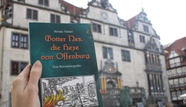 Autorin Renate Tebbel ist geborene Mündenerin. Sie veröffentlichte im Februar 2025 ihre vierte Romanbiografie: „Gotter Neß, die Hexe von Offenburg“.