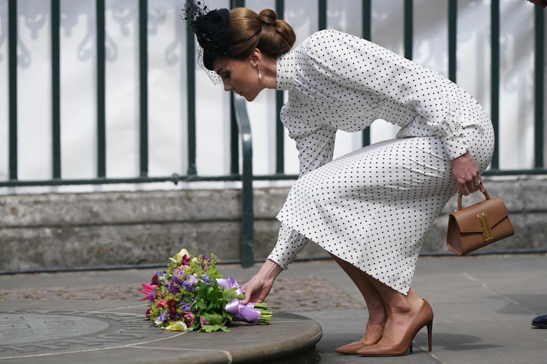 Prinzessin Kate legt zum 80. Jahrestag des Kriegsendes in London Blumen nieder. Das Pünktchenkleid hat die Royal schon vor zwei Jahren getragen.