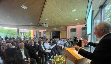 Tief erschüttert lauschten die Zuhörer dem Vortrag von Hans-Gunther Hoche. Darunter in der ersten Reihe auch Nachfahren eines KZ-Überlegenden.