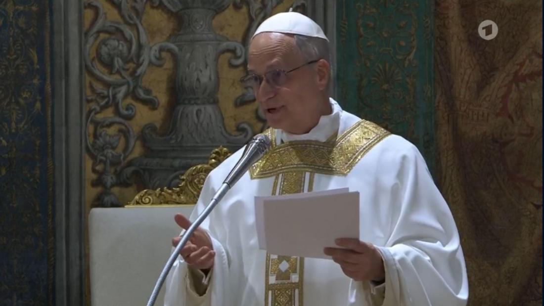 Der neue Papst Leo XIV. bei seiner ersten Messe vor den Kardinälen in Rom.