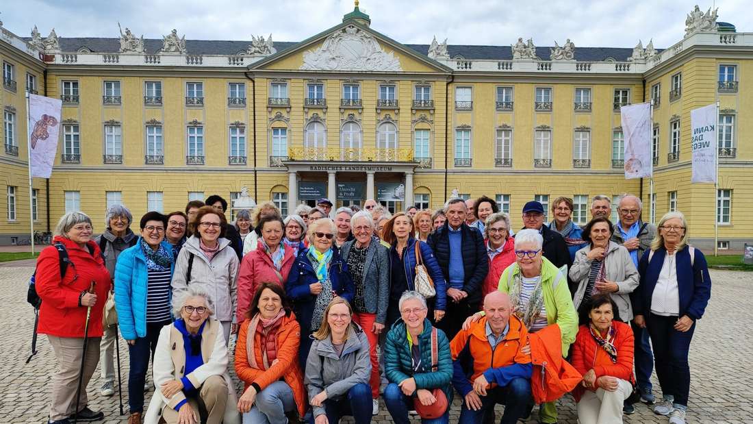 Strahlende Gesichter beim Erinnerungsfoto der erlebnisreichen Kulturfahrt nach Karlsruhe.