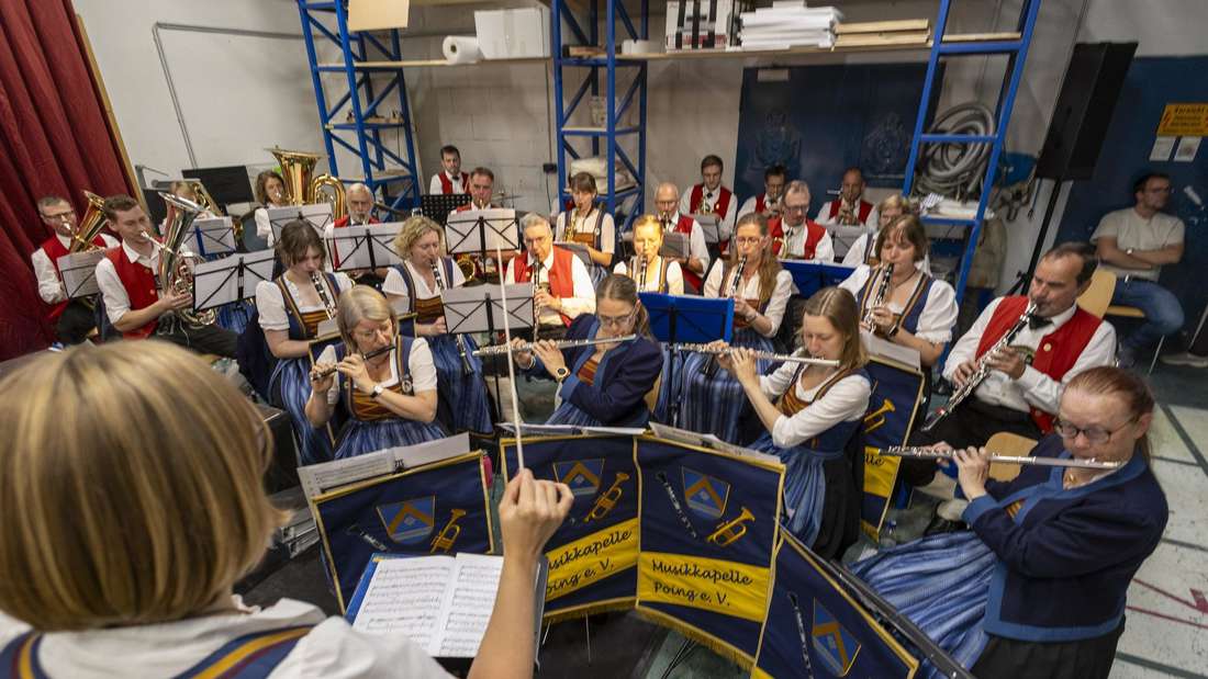 Preisträger musizieren: die Musikkapelle Poing mit ihrer Dirigentin Angela Ebmeyer.