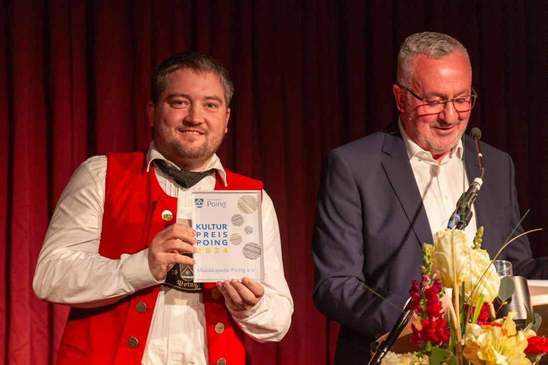 Ausgezeichnet: Vorsitzender Martin Lutz (li.) neben Bürgermeister Thomas Stark.