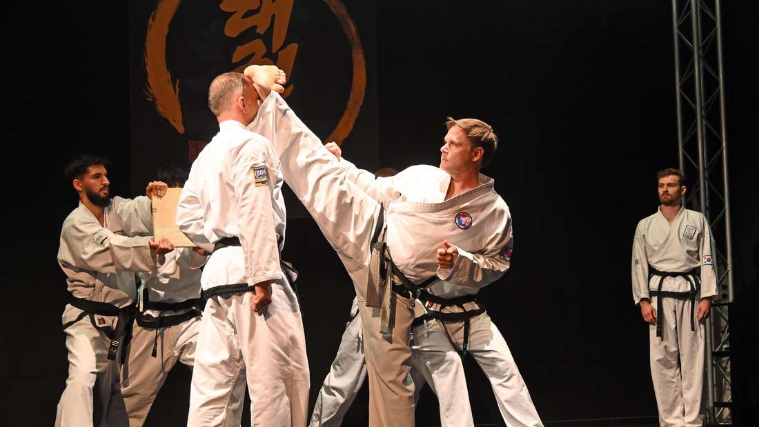 Taekwondo-Meister David Ippen zeigt Kampfkunst-Präsentation