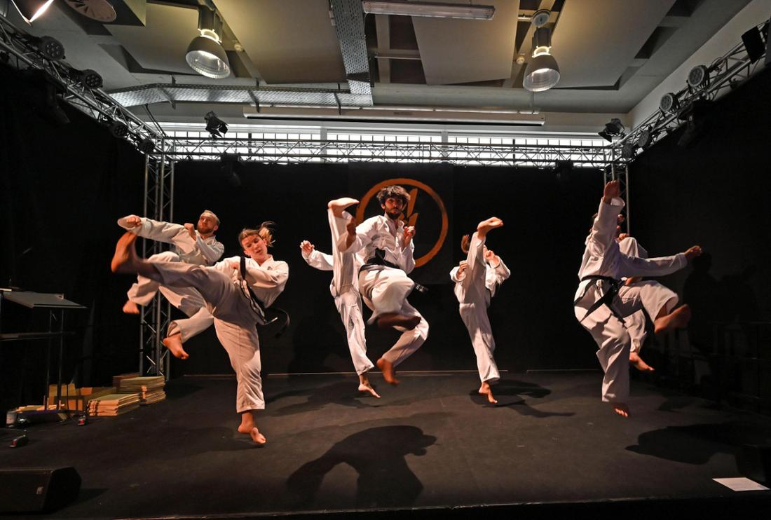  Das Nationalteam vom „Traditional Taekwon-Do-Center“ bei einer Vorführung im Pressehaus.
