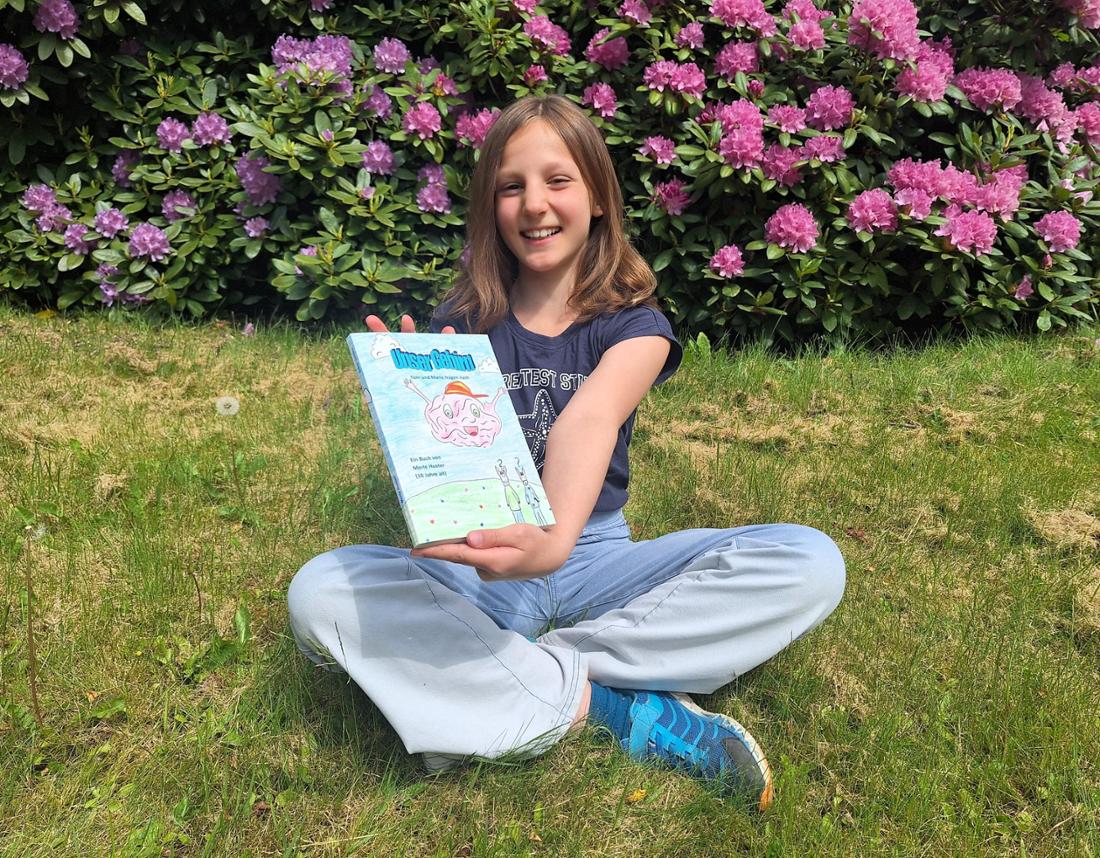 Merle Huster mit ihrem ersten eigenen Buch: Das handelt von Toni und Marie.  