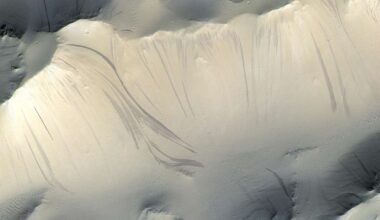Helle und dunkle Schlieren auf den Abhängen des Olympus Mons, dem größten Berg des Mars. Aufgenommen von der CaSSIS-Kamera an Bord des europäischen ExoMars-Orbiters TGO.