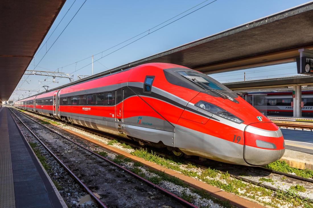 Frecciarossa FS ETR 1000 Hochgeschwindigkeitszug von Trenitalia im Bahnhof Venezia Santa Lucia in Venedig, Italien 