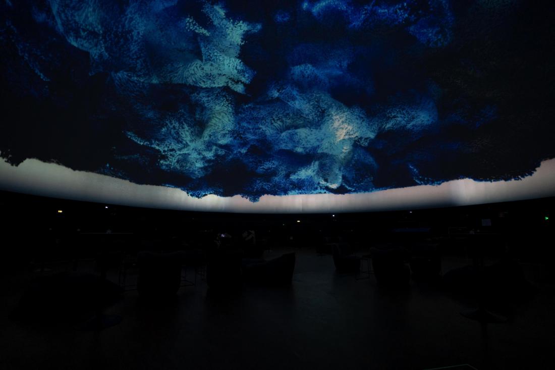Im Streaming Dome wurde eine aufwendige Video-Installation der deutschen Künstler Mario Clement und Looping Lovers gezeigt. Das Besondere – die gezeigten Filme wurden mit Sora, OpenAIs Video-KI, erstellt.