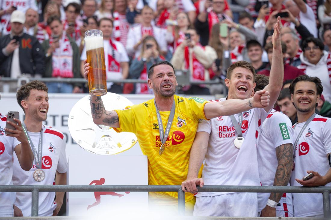 Torwart Philipp Pentke (M.) feierte mit dem 1. FC Köln den Aufstieg.