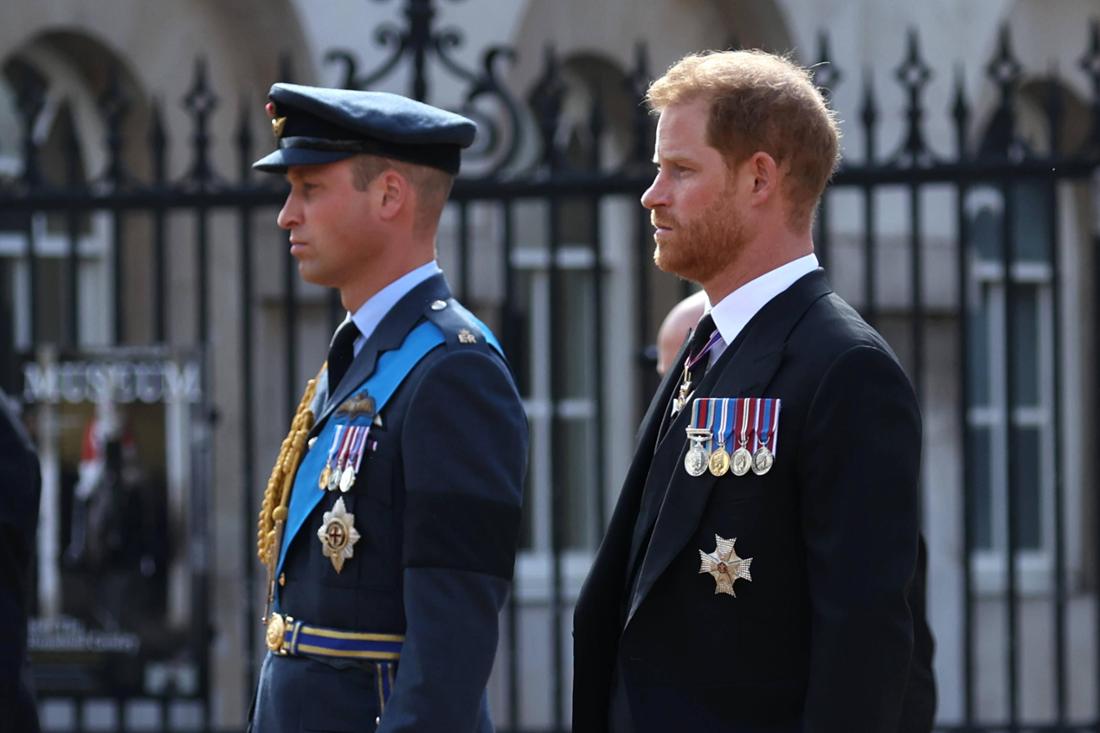Prinz William, der Prinz von Wales, und Prinz Harry, der Herzog von Sussex, folgen dem Trauerzug und tragen den Sarg von Königin Elisabeth II. vom Buckingham Palace zur Westminster Hall, wo er vier Tage lang aufgebahrt wird.
