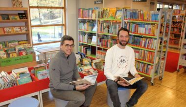Die Bilderbuchecke im Eingangsbereich wurde Anfang des Jahres neugestaltet. Im Bild Bürgermeister Frank Zellner (links) und Bernd Wöstmann (rechts).
