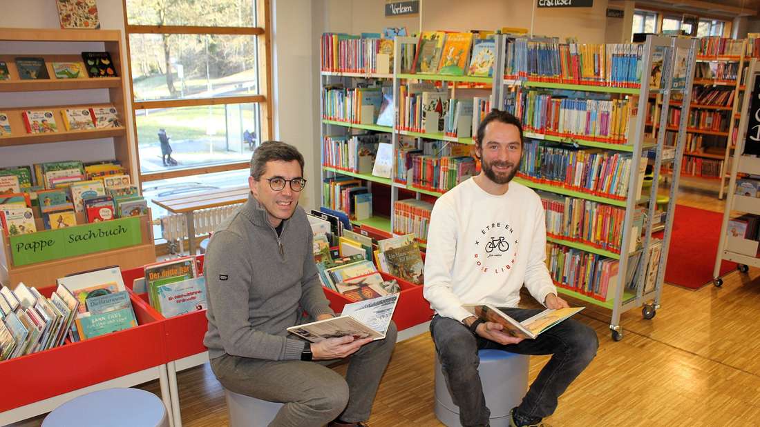 Die Bilderbuchecke im Eingangsbereich wurde Anfang des Jahres neugestaltet. Im Bild Bürgermeister Frank Zellner (links) und Bernd Wöstmann (rechts).