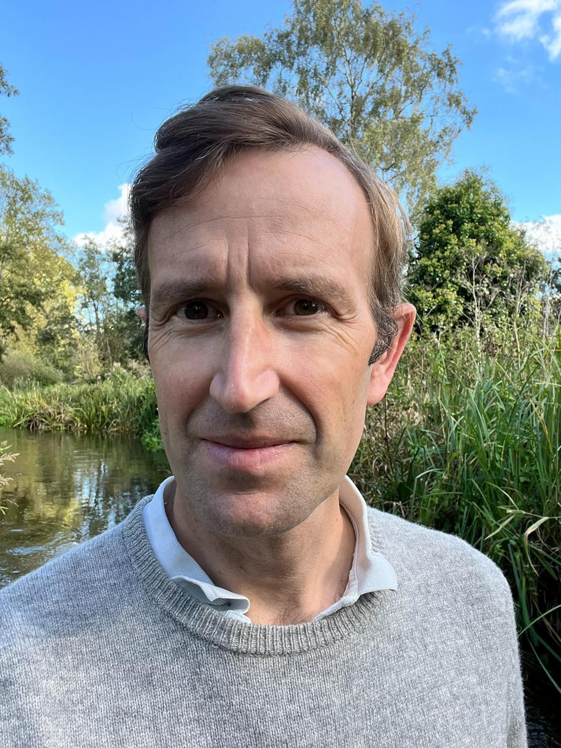 Der britische Nature Writer Robert Macfarlane im Grünen. 