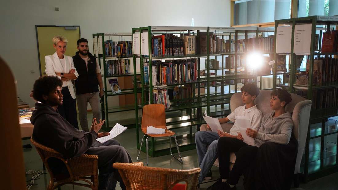 Menschen lesen unterschiedlich. Das zeigte ein Theaterstück in der Bibliothek der Georg-August-Zinn-Schule.