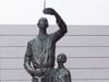 „Der Instrumentenmacher“ heißt die Skulptur auf dem Tuttlinger Marktplatz. Die Bronzeplastik ist ein Werk des Tuttlinger Bildhauers Roland Martin. Die Pinzette wurde schon mehrfach abgebrochen.