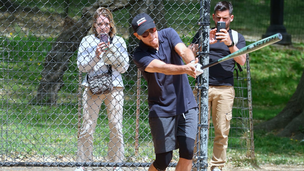 George Clooney begeistert beim Softball mitten in New York | Unterhaltung