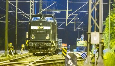 Berliner klettern auf Zug und legen Bahnverkehr lahm | Regional