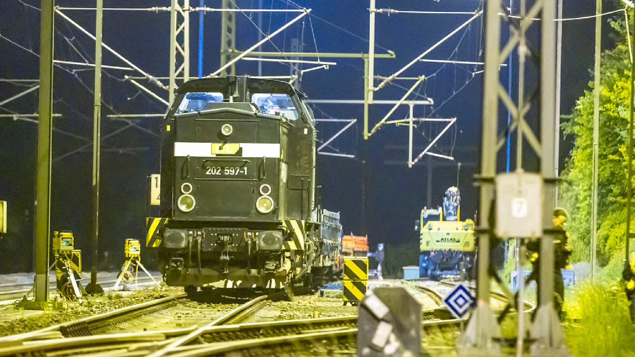 Berliner klettern auf Zug und legen Bahnverkehr lahm | Regional