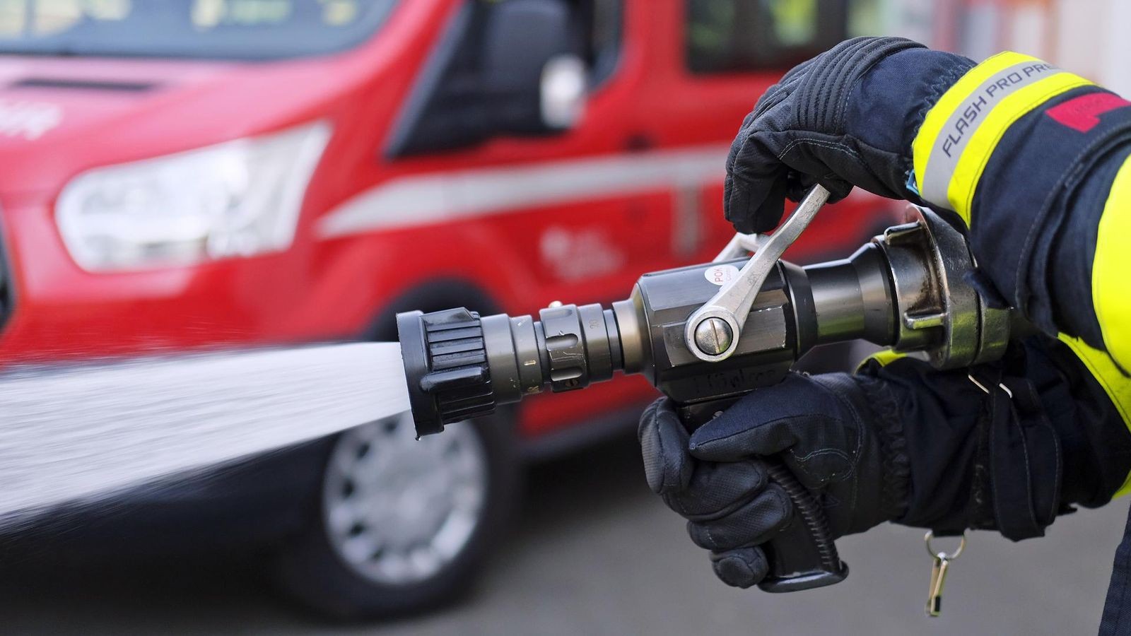 Wohnung brennt in Duisburg: Hausbewohnerin schlägt Alarm