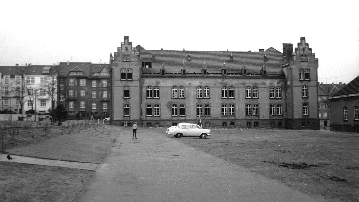 Reste der alten Kaserne 1965.