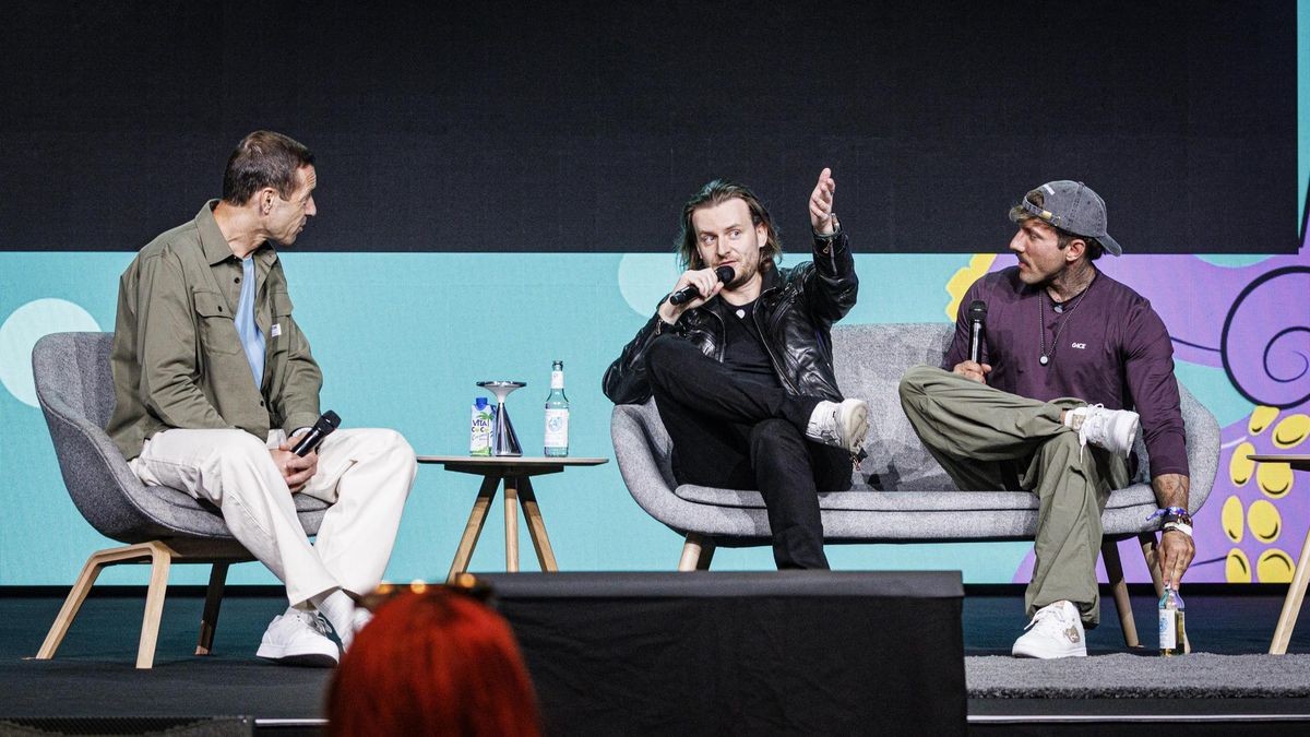 Moderator Kai Pflaume auf der OMR-Bühne mit Eric Demuth und Christian Wolf