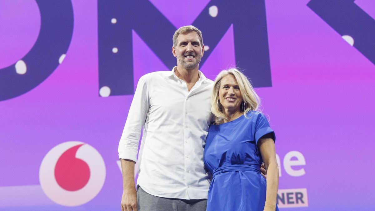 Dirk Nowitzki mit seiner Schwester Silke auf der OMR-Bühne.