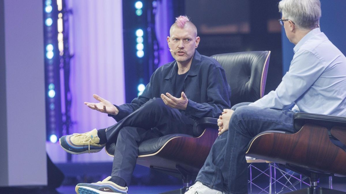 Podcaster Sascha Lobo (l.) im Gespräch mit Frank Thelen.