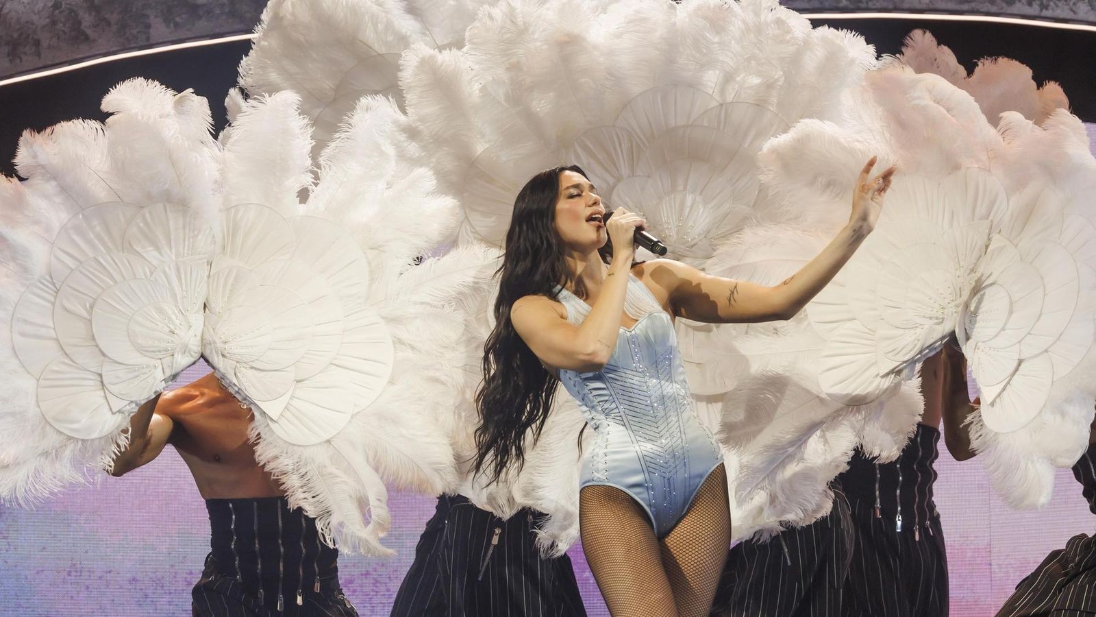 Dua Lipa in Hamburg: Wenn ein Weltstar „99 Luftballons“ singt - Hamburger Abendblatt