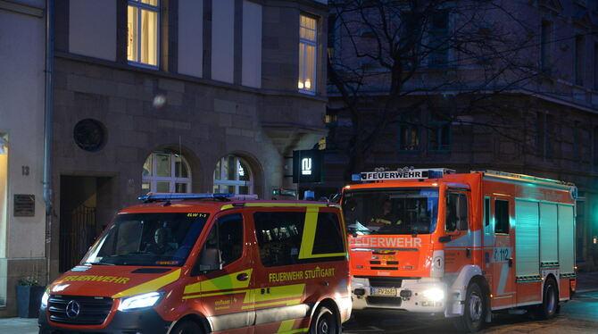 Rechts die alte Farbgebung der Stuttgarter Feuerwehrfahrzeuge, links der seit Kurzem ebenfalls verwendete Rot-Ton: Welche Farbe