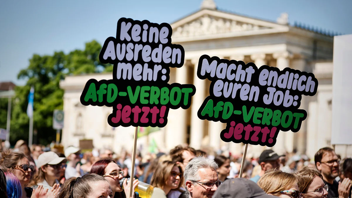 München: Bis zu 3200 Menschen fordern auf dem Königsplatz ein Verbot der AfD - München