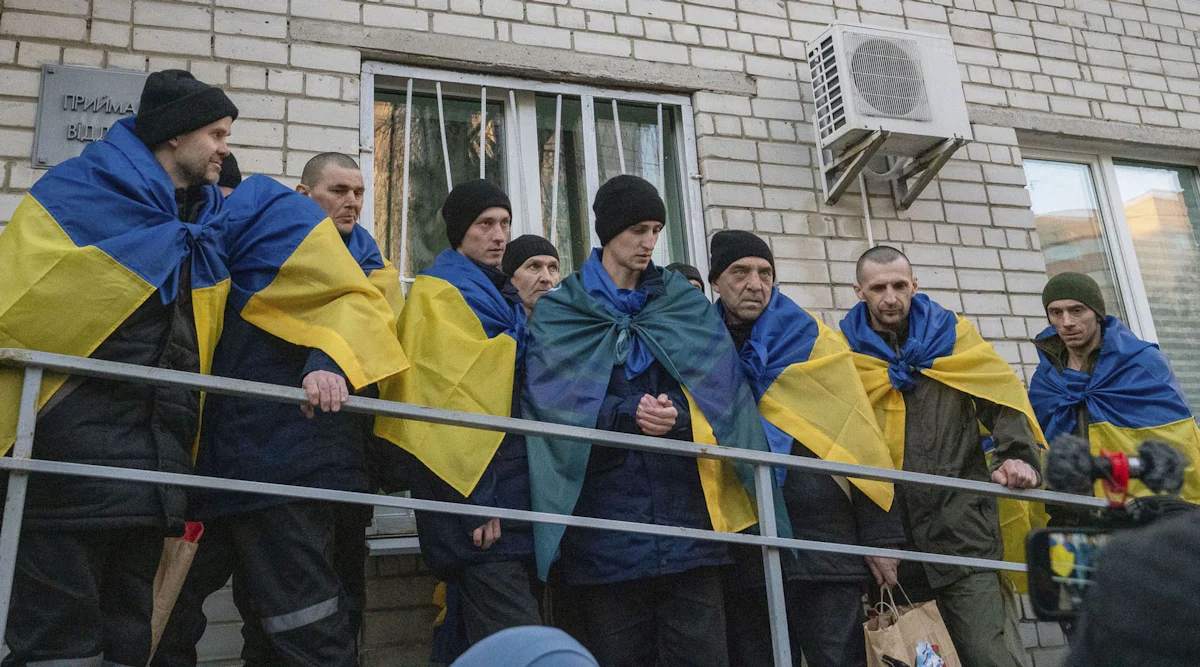 Ukraine-Krieg - Medien: Russland und Ukraine tauschen Gefangene aus - Politik