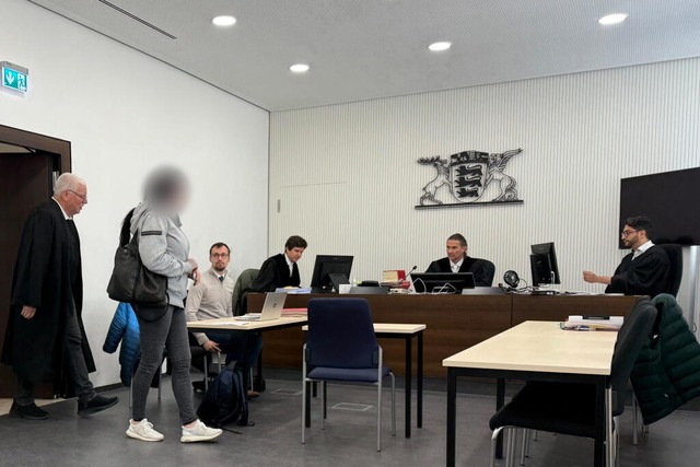 Die Angeklagte (2. v. l.) betritt nebe...aden von 87.600 Euro verursacht haben.  | Foto: Björn Strasser (dpa)