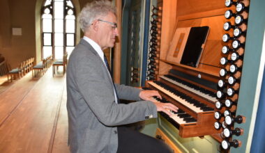 Gerhard Gnann zeigt bei seinem Auftritt im Münster in Neustadt, was die Orgel kann - Titisee-Neustadt